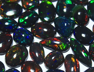 Venta al por mayor de Ópalo Etíope Negro Natural Curativo, Cabujón de Formas Mixtas (Ovalado, Pera, Cojín), Hecho a Mano para Joyería DIY con Efecto de Juego de Color - Product Image 2