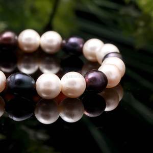สร้อยข้อมือไข่มุกน้ำจืดสีขาวดำธรรมชาติ สร้อยข้อมือไข่มุกยืดแบบมินิมอล เครื่องประดับไข่มุกแบบเรียบง่าย ขายส่งจำนวนมาก - Product Image 2