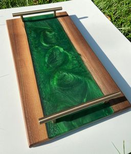 Tabla de cortar rectangular de madera con incrustaciones de resina verde con diseño de olas oceánicas y asas de latón para preparar y servir alimentos en la cocina. - Product Image 1