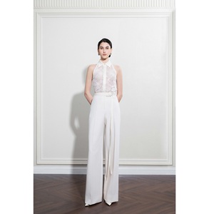 กางเกงขายส่งสำหรับผู้หญิง ELYN WIDE-LEG PANTS กางเกงขายาวทรงขาบาน มีซิปด้านข้าง เอวสูง สไตล์มินิมอล สีขาว - Product Image 3