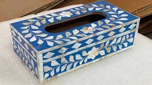 Boîte à mouchoirs rectangulaire moderne en bois avec incrustations en os et résine, design indien artisanal, fabriquée en Inde par Arif handicrafts - Product Image 1