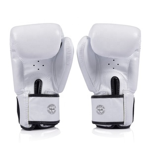 นวมชกมวย Fairtex สำหรับฝึกซ้อมระดับมืออาชีพ หนังคุณภาพพรีเมียม บุหนานุ่ม ทนทาน สวมใส่สบาย เหมาะสำหรับมวยไทย MMA แบบผูกเชือก - Product Image 4