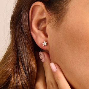 Pendientes de lujo con diamantes cultivados en laboratorio, talla brillante redonda, en oro amarillo con diseño floral. - Product Image 1