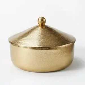 Casserole de luxe isolée en acier inoxydable architectural bleu avec couvercle et base en laiton, idéale pour servir les plats chauds - Product Image 2