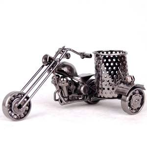 Portalápices minimalista de metal y hierro, acabado rosa, forma redonda, ligero, diseño contemporáneo para decoración de escritorio en el hogar u oficina. - Product Image 4