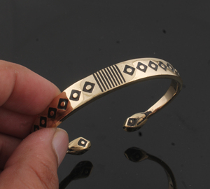 Bracelet manchette vintage plaqué or, design original pour femme, plaqué or 18 carats, style antique, fait main, ethnique, tendance - Product Image 5