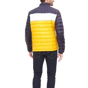 เสื้อแจ็คเก็ตพัฟเฟอร์น้ำหนักเบาสำหรับผู้ชาย สีสันทันสมัยแบบคัลเลอร์บล็อก สีกรมท่าและสีเหลืองสดใส กันน้ำ อุ่นสบาย เหมาะสำหรับใส่ในฤดูหนาว - Product Image 1