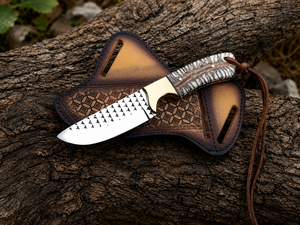 Couteau Skinner en acier Damas avec manche en résine de cône de pin et étui en cuir, couteau à lame fixe personnalisé pour le camping en plein air - Product Image 1