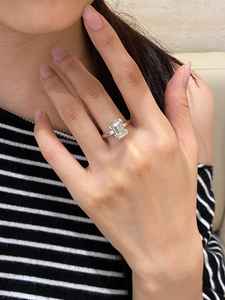 Anillo de compromiso moderno de oro blanco de 14 quilates con diamante de corte esmeralda de 3.02 quilates cultivado en laboratorio y certificado por IGI para mujer, regalo para enamorados. - Product Image 5