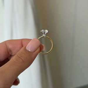 Anillo de Moissanita Personalizado para Mujer, Anillo de Moissanita de Lujo, Anillo de Diamante Cultivado en Laboratorio para Mujer, Disponible al Mejor Precio - Product Image 2