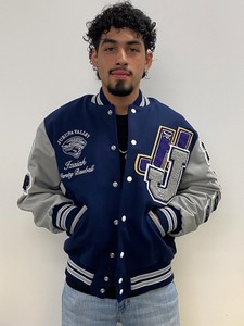 Veste universitaire bleue élégante de qualité supérieure avec patchwork personnalisé, détails brodés, bordures côtelées et boutons intégraux personnalisés - Product Image 6