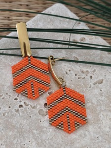 Boucles d'oreilles perlées de style large, épaisses et audacieuses, article de gros personnalisé pour usine, avec perles - Product Image 2
