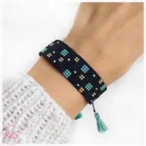 Bracelet artisanal en perles avec motif noir, jaune et argent et pompon pour la fabrication de bracelets NOUSHAD HANDICRAFTS Certifié IGI - Product Image 1