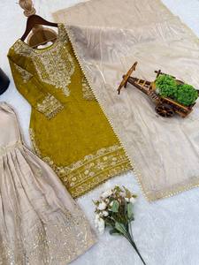 Ensemble Kurti en soie de créateur – Broderie riche avec pantalon Plazzo et dupatta à bordure en dentelle - Product Image 5