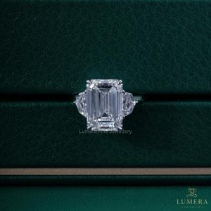 Bague de fiançailles en or blanc 18 carats avec trois diamants de laboratoire taille émeraude de 5,8 carats et pierres latérales trapézoïdales, certifiée IGI, luxe - Product Image 2