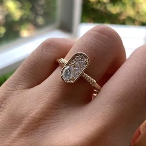 Anillo de compromiso de oro de 14 quilates con diamantes cultivados en laboratorio de corte múltiple, banda texturizada o acanalada, con diamantes ovalados, marquise, princesa y redondos. - Product Image 5