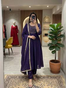 Conjunto de ropa étnica Anarkali Mul Chanderi de excelente calidad, último modelo, con pantalón y dupatta para mujeres modernas, disponible para la venta. - Product Image 3