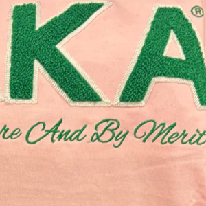 Camiseta AKA Pink Green Chenille para mujer, camiseta informal con letras griegas bordadas, cuello redondo, calidad prémium, ajuste cómodo - Product Image 6