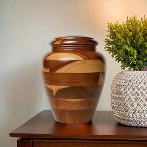 Urne commémorative décorative conçue pour conserver les cendres de personnes décédées en toute sécurité, un élégant objet hommage adapté aux cérémonies de commémoration. - Product Image 4