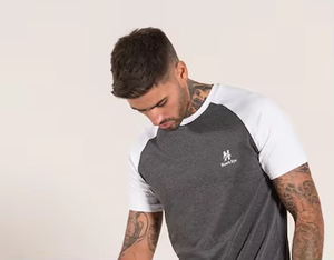 เสื้อยืดแขนราแกลนผู้ชายฮอว์คอายสีเทาขาวคอโอคอตตอนลำลองทรงปกติ - Product Image 6
