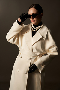 Abrigo largo de invierno de lujo para mujer, de seda tafetán gruesa, con doble botonadura, cuello en V y solapa con muesca, color blanco marfil. - Product Image 3