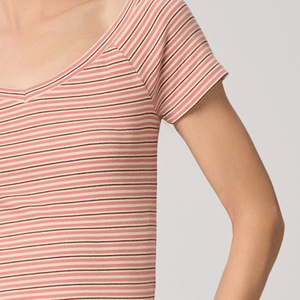 T-shirt en tissu doux pour femmes avec un design streetwear tendance, logo personnalisable, léger, décontracté pour l'été - Product Image 4