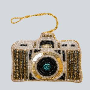 Decoración Colgante Zari Hecha a Mano con Forma de Cámara |   Arte de Pared con Cuentas Étnicas, Tela e Hilo |   Decoración para el Hogar, Estudio y Festivales - Product Image 1