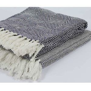 Manta tejida de color sólido 100% algodón suave al por mayor manta tejida cálida con flecos de borlas al final de los bordes - Product Image 5