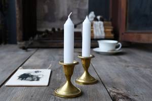 Chandeliers vintage en laiton pour petites bougies coniques avec bordure perlée et patine, ensemble de décoration de table classique doré - Product Image 5
