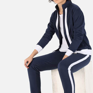 Conjunto Deportivo de Invierno para Mujer de Primera Calidad, Estilo Casual, Diseño de Dos Piezas con Mangas Largas y Pantalones Cortos, Patrón Sólido, OEM - Product Image 5
