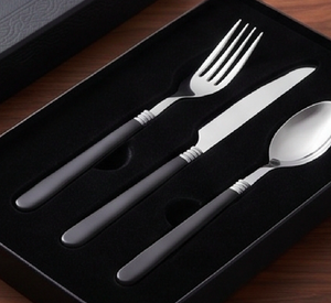 Juego de cubiertos minimalista de acero inoxidable con mangos de plástico negro, apto para lavavajillas, para uso en catering. - Product Image 6