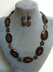 Collar con Colgante de Resina Natural APEX ALIGN, Hecho a Mano, Diseño de Paz, Joyería Moderna para Mujeres y Niñas, Ideal para Regalo y Fiestas - Product Image 2