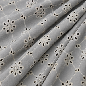 Tissu brodé de qualité supérieure conçu pour la mode moderne et les collections de vêtements élégants. Ce tissu présente de belles qualités. - Product Image 2