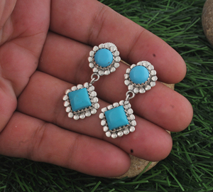 Boucles d'oreilles pendantes carrées de luxe en argent sterling 925 avec turquoise naturelle, halo perlé et bordure granulée, vente en gros - Product Image 3