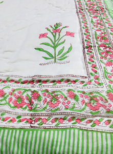 Edredón de Algodón Reversible Hecho a Mano con Estampado Floral Rosa y Borde a Rayas Verdes para Uso en el Hogar y Hoteles, Cómodo - Product Image 5