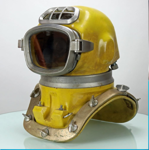 Réplica de casco de buceo de epoca en latón antiguo con ventanas laterales rejilladas y cuello con tornillos, a precios de mayorista. - Product Image 5