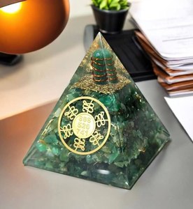 Pyramide d'orgonite sept chakras faite à la main, pyramide de méditation et de guérison en provenance d'Inde - Product Image 3