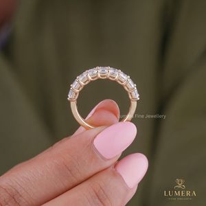 Anillo de boda clásico de media eternidad con diamantes de corte esmeralda y engastes de púas alternadas, con banda cómoda para uso diario. - Product Image 5
