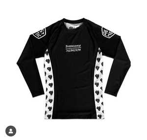 เสื้อรัดกล้ามเนื้อแขนสั้นสำหรับผู้ชาย Untamed แห้งเร็ว ผลิตจากโพลีเอสเตอร์ สีดำ พิมพ์ลายโลโก้ด้านหน้า - Product Image 3
