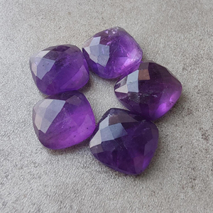 พลอยแอมเมทิสต์ธรรมชาติทรงเชคเกอร์คัท รูปทรงคุชชั่น  แบบหลวม  ด้านหลังแบน  มีทุกขนาด - Product Image 2