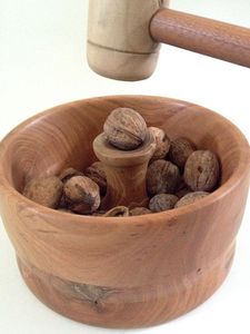 Bol à noix en bois de luxe avec marteau, conçu pour des réceptions à domicile haut de gamme et une présentation élégante des collations - Product Image 4