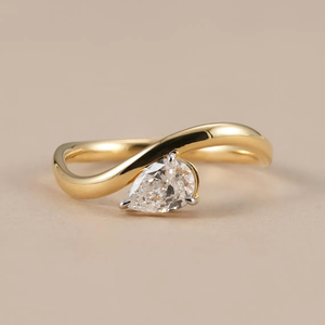 Anillo de Diamante Cultivado en Laboratorio de 1.00 Quilates, Corte Pera, Claridad VS1, Color F, Oro de 18k, Certificado IGI, Estilo Romántico - Product Image 1