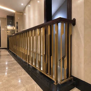 Barandilla metálica color oro champán con barandilla superior de madera oscura, balaustrada moderna para interiores, para escaleras de villas de lujo. - Product Image 2