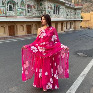 Vestido Anarkali de organza con estampado floral, hermoso y elegante para fiestas, con pantalón y dupatta, completamente cosido y listo para usar. - Product Image 1