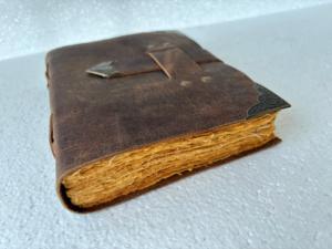 Carnet en cuir vintage avec papier à bords festonnés, coins métalliques décoratifs, fait main, pour la rédaction - Product Image 4