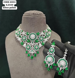 Conjunto de collar llamativo con diseño floral en plata chapada, pendientes de borla en forma de lágrima y conjunto de joyería nupcial para boda con mang tika. - Product Image 2