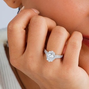 Bague de fiançailles en or jaune 14 carats avec un diamant de laboratoire rond de 1,25 carat, halo floral pavé - Product Image 3