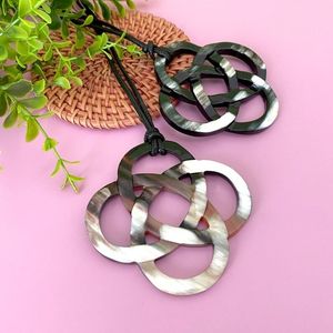 Pendentif en corne de buffle, accessoire de mode artisanal de qualité supérieure, bijoux en matériau naturel avec une finition moderne attrayante - Product Image 1