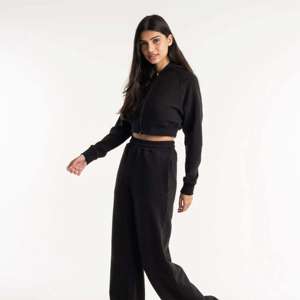 Conjunto Deportivo Informal de Dos Piezas para Mujer, Sudadera Corta Negra y Pantalones Deportivos - Product Image 1