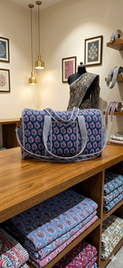 Bolsa de Viaje Deportiva Táctica de Lujo, Hecha a Mano, con Estampado Floral Azul, de Algodón Resistente y Ecológico, con Cierre y Gran Capacidad - Product Image 2